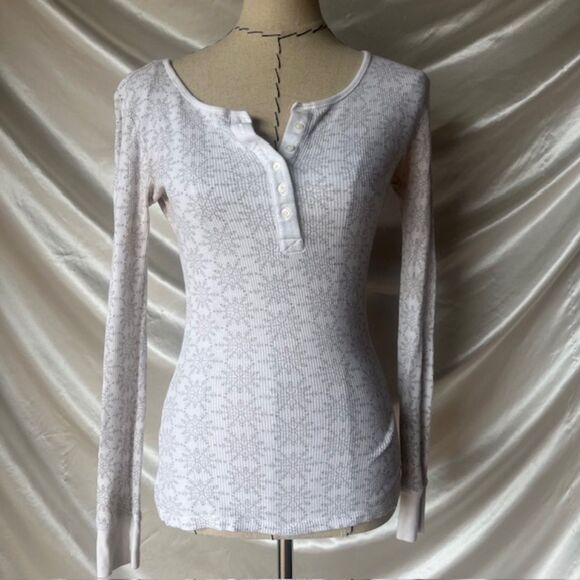 Aeropostale White Snowflake Henley button up top - Picture 3 of 8